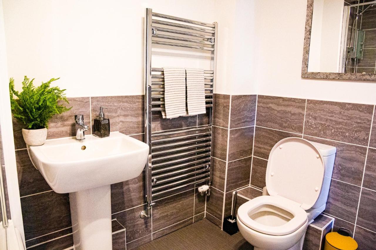 A Luxury 2 Bedroom Apartment With 2 Free Parking Чатам Экстерьер фото