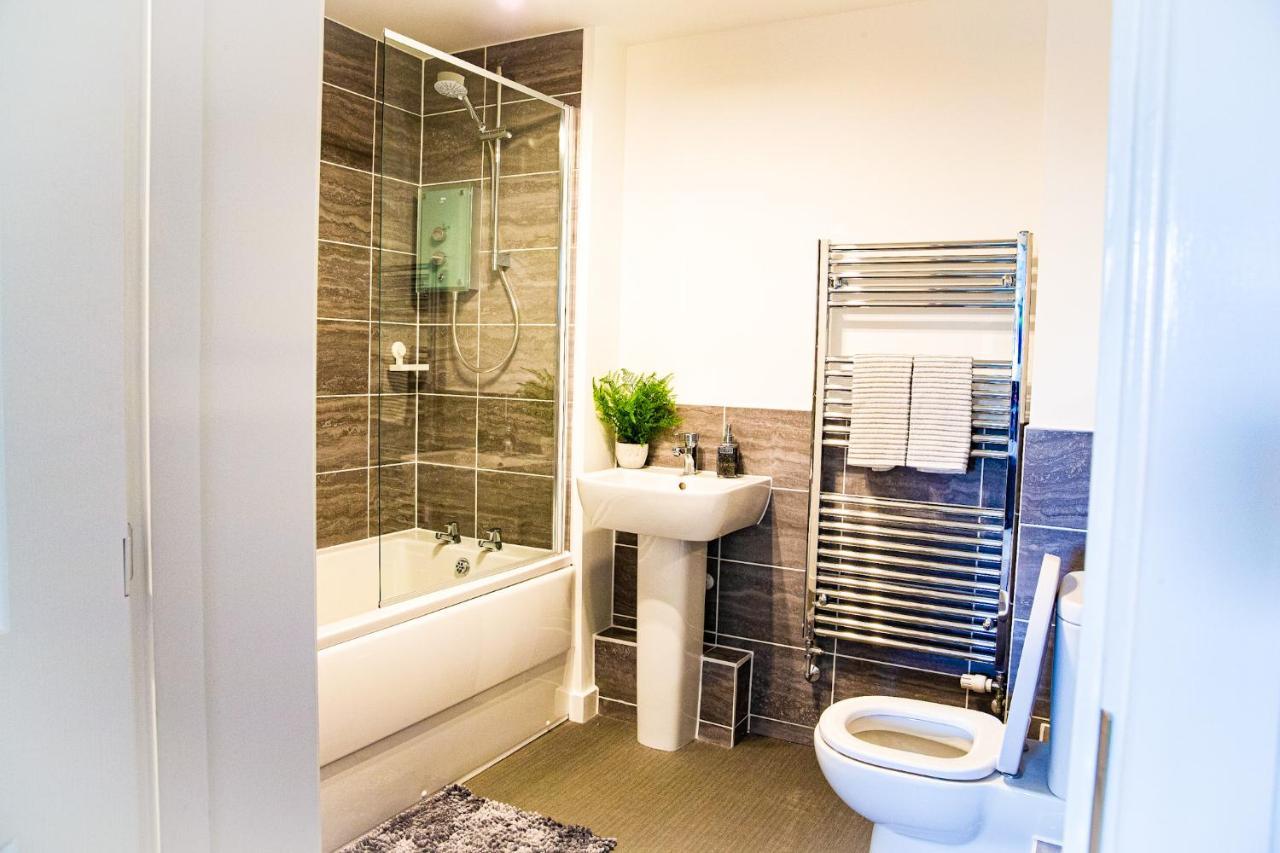 A Luxury 2 Bedroom Apartment With 2 Free Parking Чатам Экстерьер фото