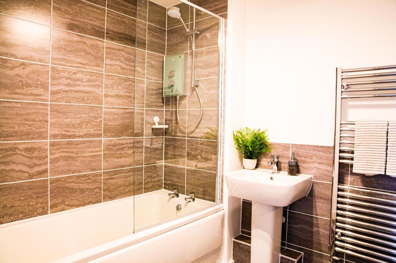 A Luxury 2 Bedroom Apartment With 2 Free Parking Чатам Экстерьер фото