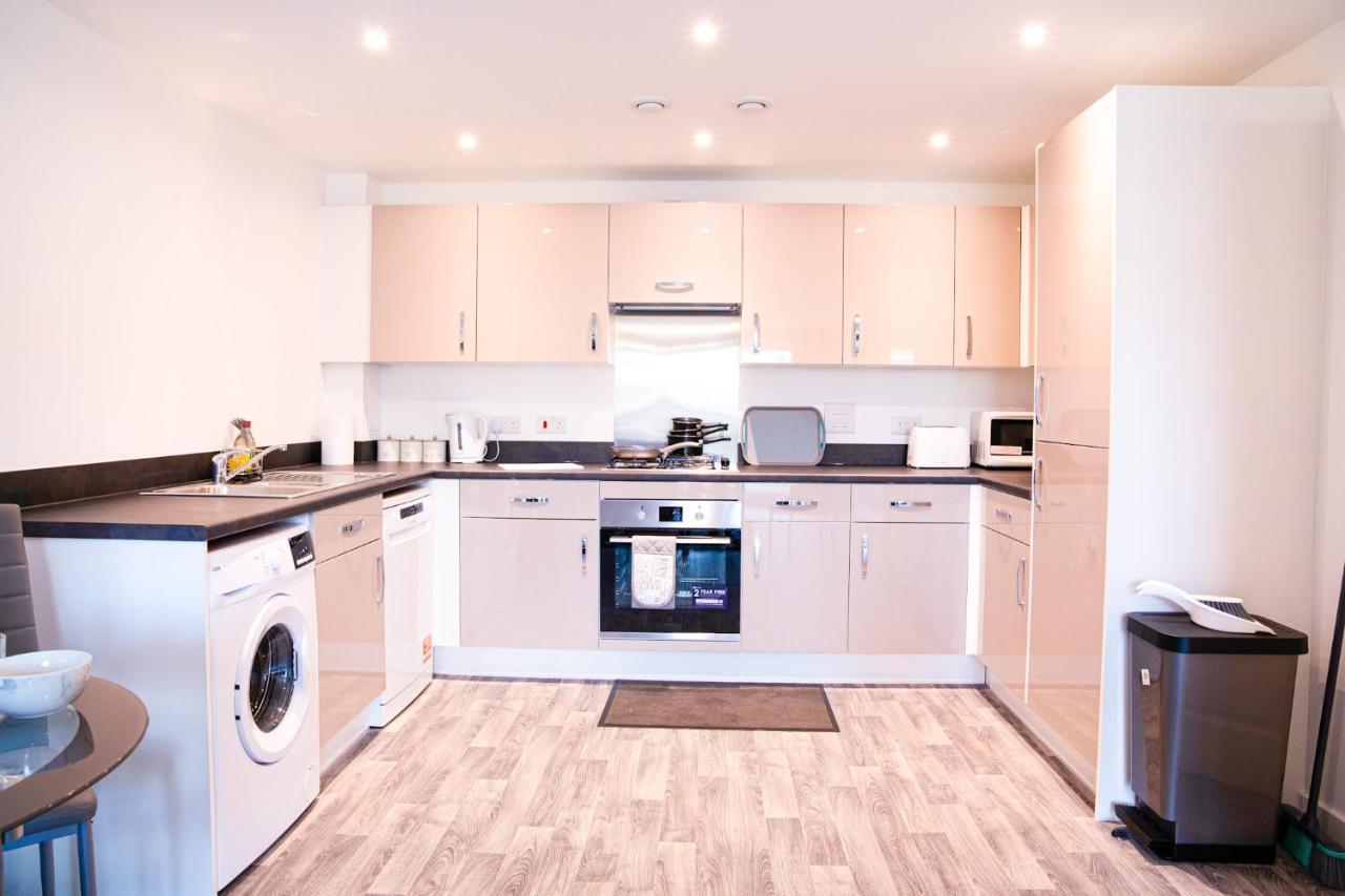 A Luxury 2 Bedroom Apartment With 2 Free Parking Чатам Экстерьер фото