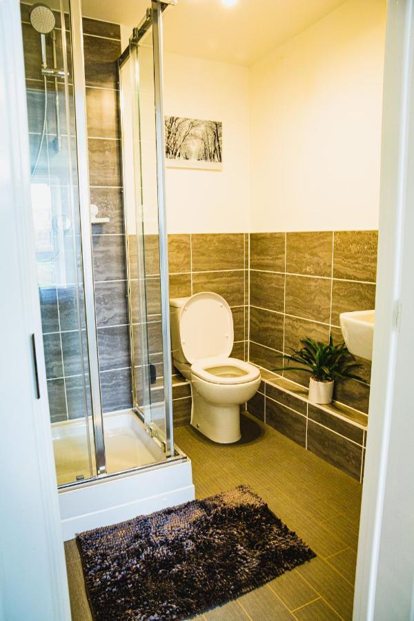 A Luxury 2 Bedroom Apartment With 2 Free Parking Чатам Экстерьер фото